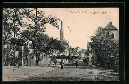 AK Sandersleben, Schloss-Strasse mit Kirche und Passanten
