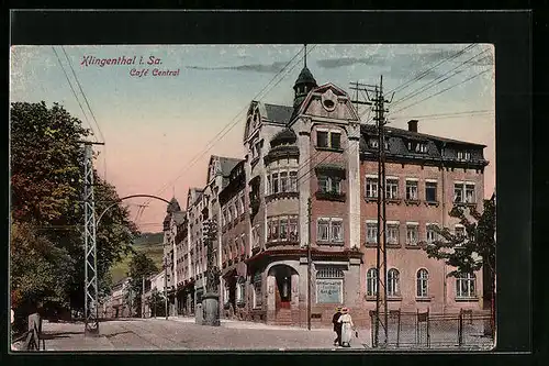 AK Klingenthal /Sa., Café Central von der Strasse aus, mit Stromleitungen