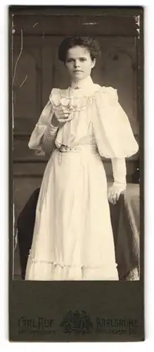 Fotografie Carl Ruf, Karlsruhe, Amalienstr. 26, Junge Dame im weissen Kleid