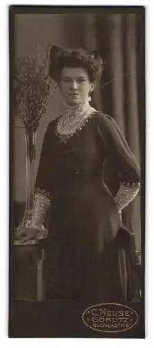 Fotografie C. Neuse, Görlitz, Blumenstr. 8, Junge Dame im hübschen Kleid