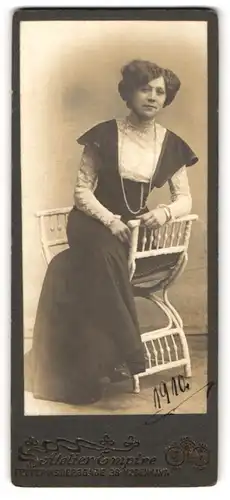 Fotografie Atelier Empire, Kobenhavn, Frederiksberggade 38, Junge Dame in modischer Kleidung