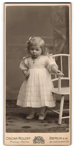 Fotografie Oscar Roloff, Berlin-SW, Jerusalemerstr. 59, Kleines Mädchen im weissen Kleid