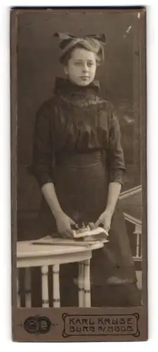 Fotografie Karl Kruse, Burg b. Mgdb., Junge Dame im Kleid mit Buch