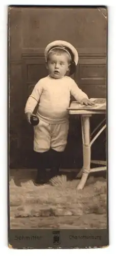 Fotografie Marcel Schmitter, Berlin-Charlottenburg, Berliner Str. 130, Kleiner Junge in modischer Kleidung mit Ball