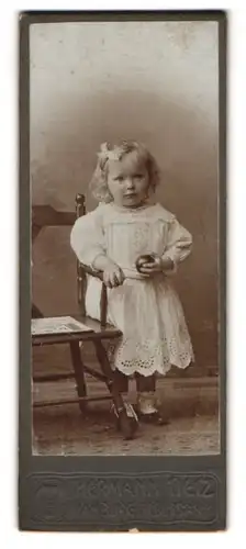 Fotografie Hermann Tietz, Hamburg, Gr. Burstah, Kleines Mädchen im weissen Kleid mit Ball