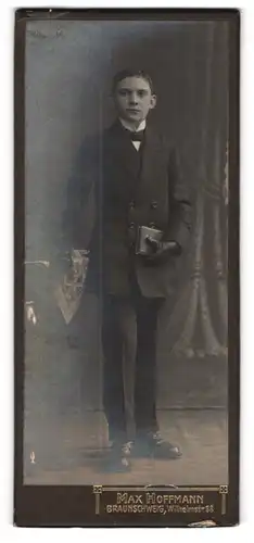 Fotografie Max Hoffmann, Braunschweig, Wilhelmstr. 88, Junger Herr im eleganten Anzug mit Buch
