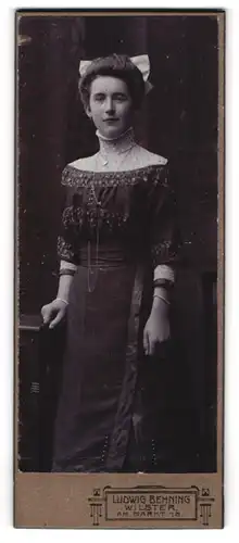 Fotografie Ludwig Behning, Wilster, Am Markt 15, Junge Dame im hübschen Kleid