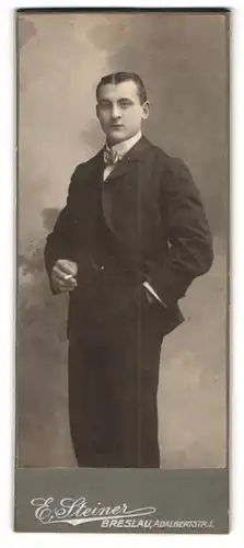 Fotografie E. Steiner, Breslau, Adalbertstr. 1, Junger Herr im Anzug mit Zigarette