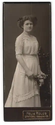 Fotografie Felix Rolus, Berlin-Spandau, Hafenplatz 103, Junge Dame im Kleid mit Blumen