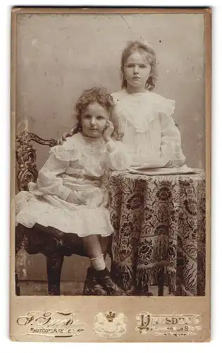 Fotografie J. Fuchs, Dresden, Weisenhaus Str. 16, Zwei Mädchen in hübschen Kleidern am Tisch