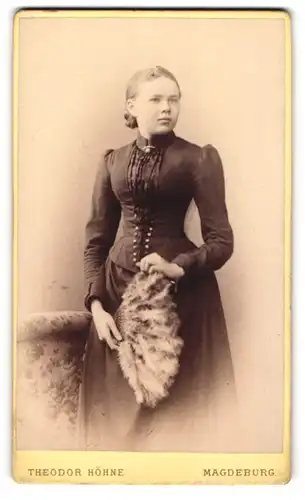 Fotografie Theodor Höhne, Magdeburg, Ullrichstr. 18, Junge Dame in hübscher Kleidung mit Fächer
