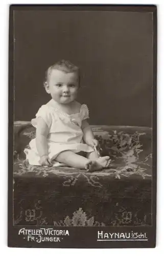 Fotografie Fr. Junger, Haynau i /Schl., Süsses Kleinkind im Hemd mit nackigen Füssen