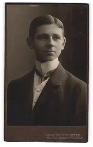 Fotografie E. Heuer, Wittenberg, Mittelstr. 58, Junger Herr im Anzug mit Krawatte