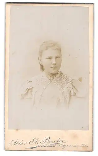 Fotografie A. Bender, Bremen, Lützowerstr. 33 a, Junge Dame in hübscher Kleidung