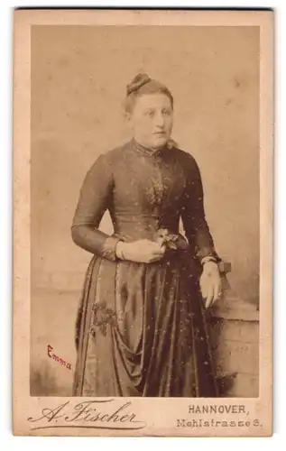 Fotografie A. Fischer, Hannover, Mehlstr. 6, Bürgerliche Dame mit einer Blume