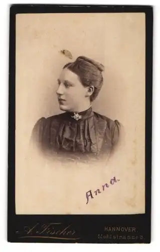 Fotografie A. Fischer, Hannover, Mehlstr. 6, Junge Dame mit Hochsteckfrisur und Kragenbrosche