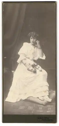 Fotografie Fritz Walloth, Pirmasens, Landauerstr. 7, Junge Dame im weissen Kleid mit Rosen