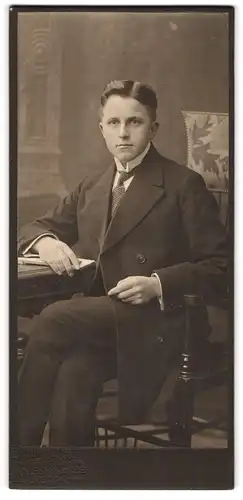 Fotografie Samson & Co., Lübeck, Junger Herr im Anzug mit Krawatte