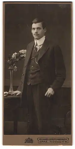Fotografie Richard Gerstenberg, Graz, Annenstr. 16, Junger Herr im Anzug mit Krawatte