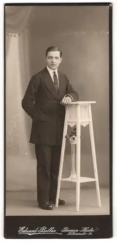 Fotografie Eduard Beller, Bremen-Hastedt, Föhrenstr. 34, Junger Herr im Anzug mit Krawatte