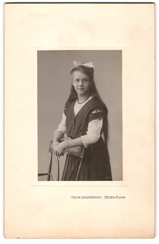 Fotografie Heinr. Uhlenbruch, Essen /Ruhr, Junge Dame im modischen Kleid