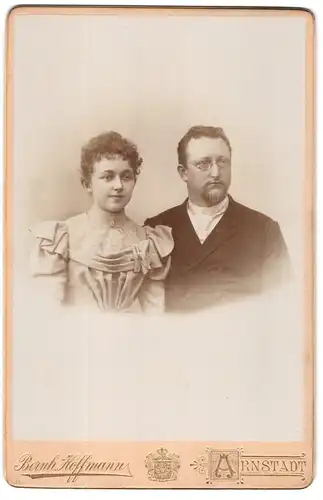 Fotografie Bernh. Hoffmann, Arnstadt, Bürgerliches Paar in hübscher Kleidung