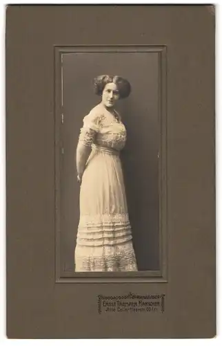 Fotografie Ernst Tremper, Hannover, Alte Celler Heerstr. 60, Junge Dame im hübschen Kleid