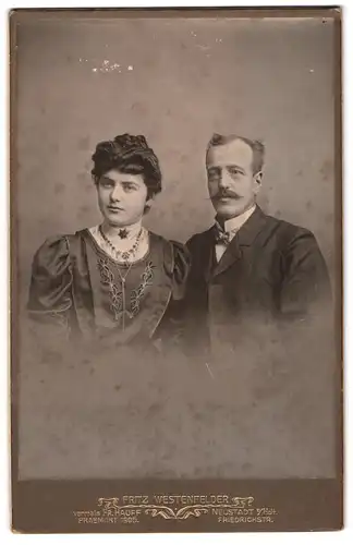 Fotografie Fritz Westenfelder, Neustadt a. d. Hdt., Friedrichstr., Junges Paar in hübscher Kleidung