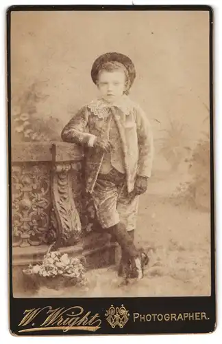 Fotografie W. Wright, London-EC, 98, Cheapside, Kleiner Junge in hübscher Kleidung