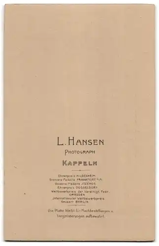 Fotografie L. Hansen, Kappeln, Bürgerliches Paar mit einem Heft