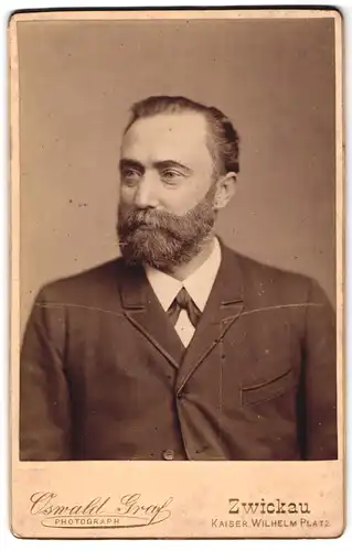 Fotografie Oswald Graf, Zwickau, Kaiser Wilhelm Platz, Bürgerlicher Herr mit grauem Vollbart