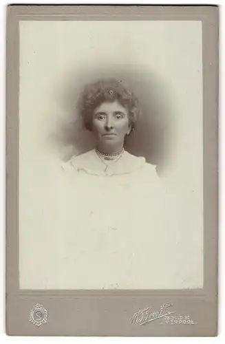 Fotografie W. T. Smith, Liverpool, 28, Bold St., Bürgerliche Dame mit Perlenkette