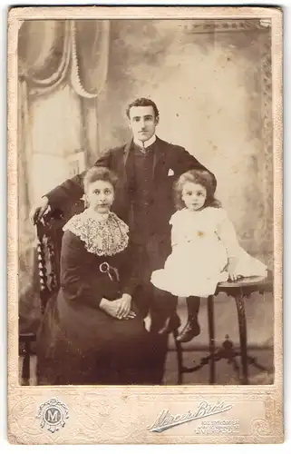 Fotografie Mercer Bros., Liverpool, 103 Byrom St., Elegantes Paar mit kleinem Mädchen