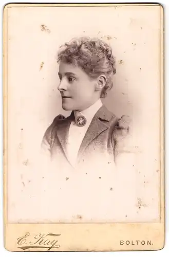 Fotografie E. Kay, Bolton, 160, St. Georges Road, Junge Dame mit Kragenbrosche