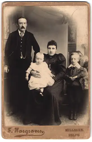 Fotografie T. Hargraves, Delph, Bürgerliches Paar mit Kleinkind und einem Jungen