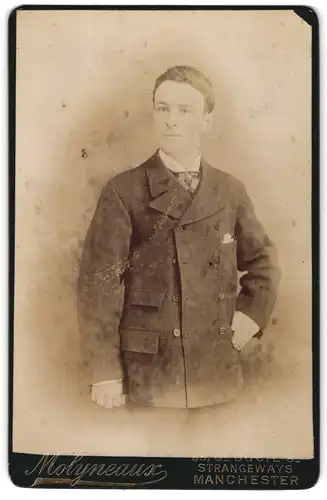 Fotografie Molyneaux, Manchester, Junger Herr im karierten Anzug mit Krawatte