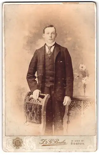 Fotografie J. & G. Beales, Boston, 31, High St., Junger Herr im Anzug mit Krawatte