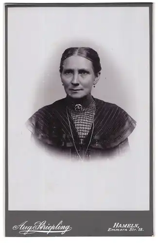 Fotografie Aug. Striepling, Hameln, Emmern Str. 18, Frau mit strengem Mittelscheitel