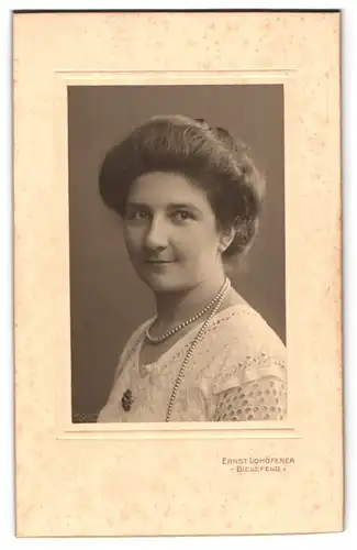 Fotografie Ernst Lohöfener, Bielefeld, Junge Dame mit Perlenkette