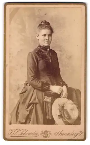 Fotografie J. S. Schröder, Annaberg i. S., Carlsplatz 756, Junge Frau im Kleid mit Hut