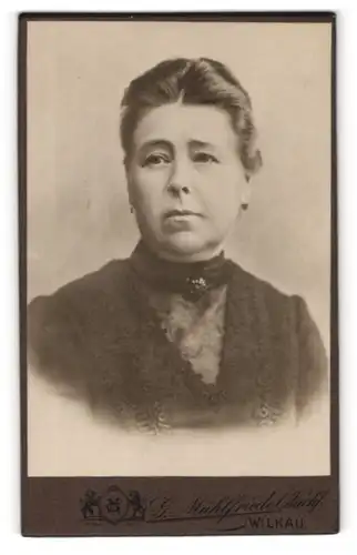 Fotografie Gustav Mühlfriedel Nachf., Wilkau i. S., ggü. Hotel Stadt Wilkau, Portrait einer Dame mit Brosche