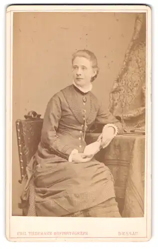 Fotografie Emil Tiedemann, Dessau, Akenschestr., Portrait einer Dame mit Uhrenkette