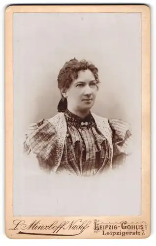 Fotografie L. Minzloff Nachf., Leipzig-Gohlis, Leipzigerstr.7, Portrait einer Dame mit Puffärmelbluse