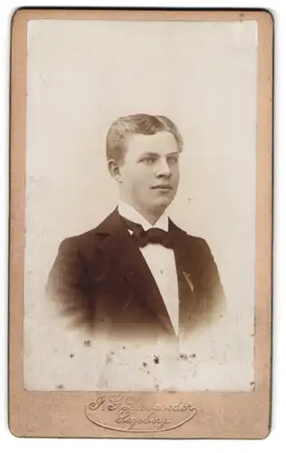 Fotografie J. G. Lubeseder, Segeberg, Portrait eines jungen Mannes mit Querbinder