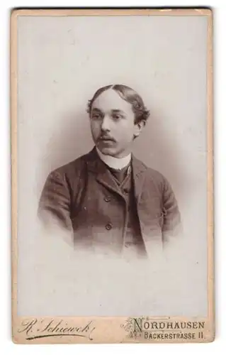 Fotografie R. Schieweck, Nordhausen, Bäckereistr. 11, Portrait eines jungen Mannes im Anzug