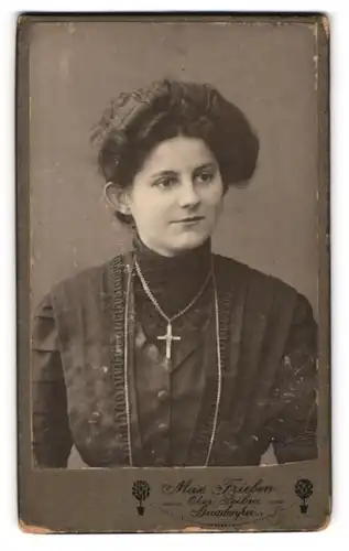 Fotografie Max Frieben, Ober Peilau, Portrait einer jungen Dame mit Kreuzkette