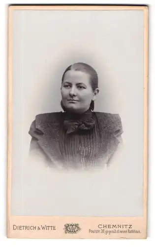 Fotografie Dietrich & Witte, Chemnitz, Poststr. 31, Portrait einer jungen Frau mit Schleife am Kragen