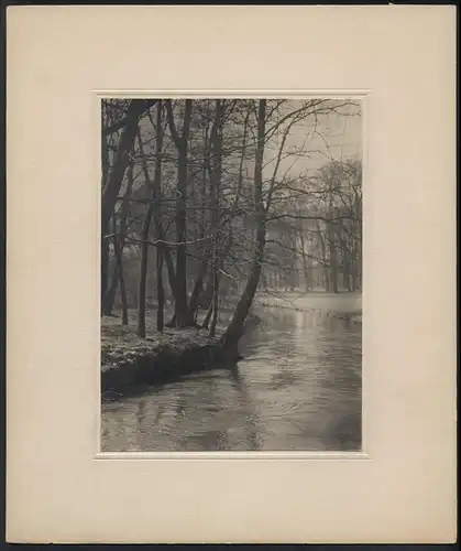 Fotografie B. Walker, Berlin-Pankow, Hiddenseestr. 11, unbekannter Ort, Uferpartie an einem Flusslauf im Winter
