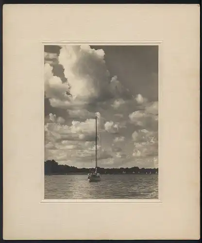 Fotografie B. Walker, Berlin-Pankow, Hiddenseestr. 11, unbekannter Ort, Segelboot auf einem See