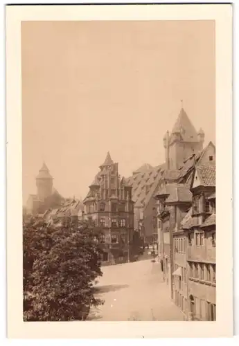 Fotografie unbekannter Fotograf, Ansicht Nürnberg, Stadtansicht mit Turm, Strasse & Wohnhäusern